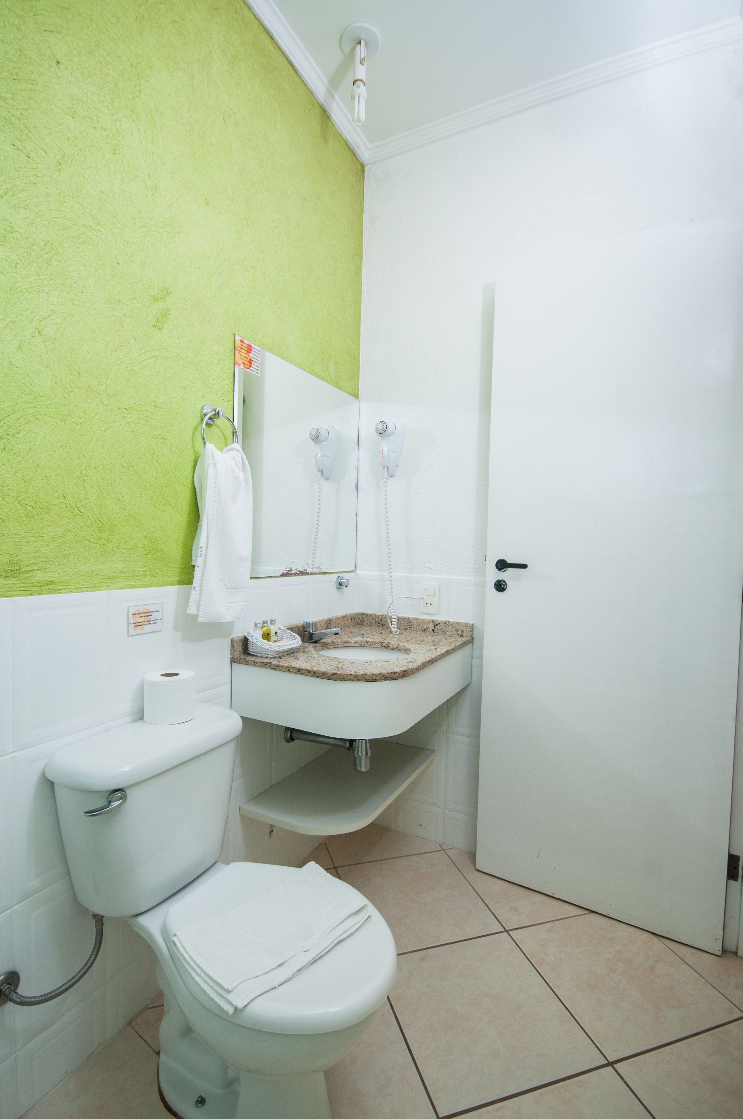 apartamento standard | bathroom | shower, free toiletries, hair dryer, towels