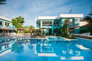 Outdoor pool, pool loungers - Hotel Port Louis  (Caraguatatuba)