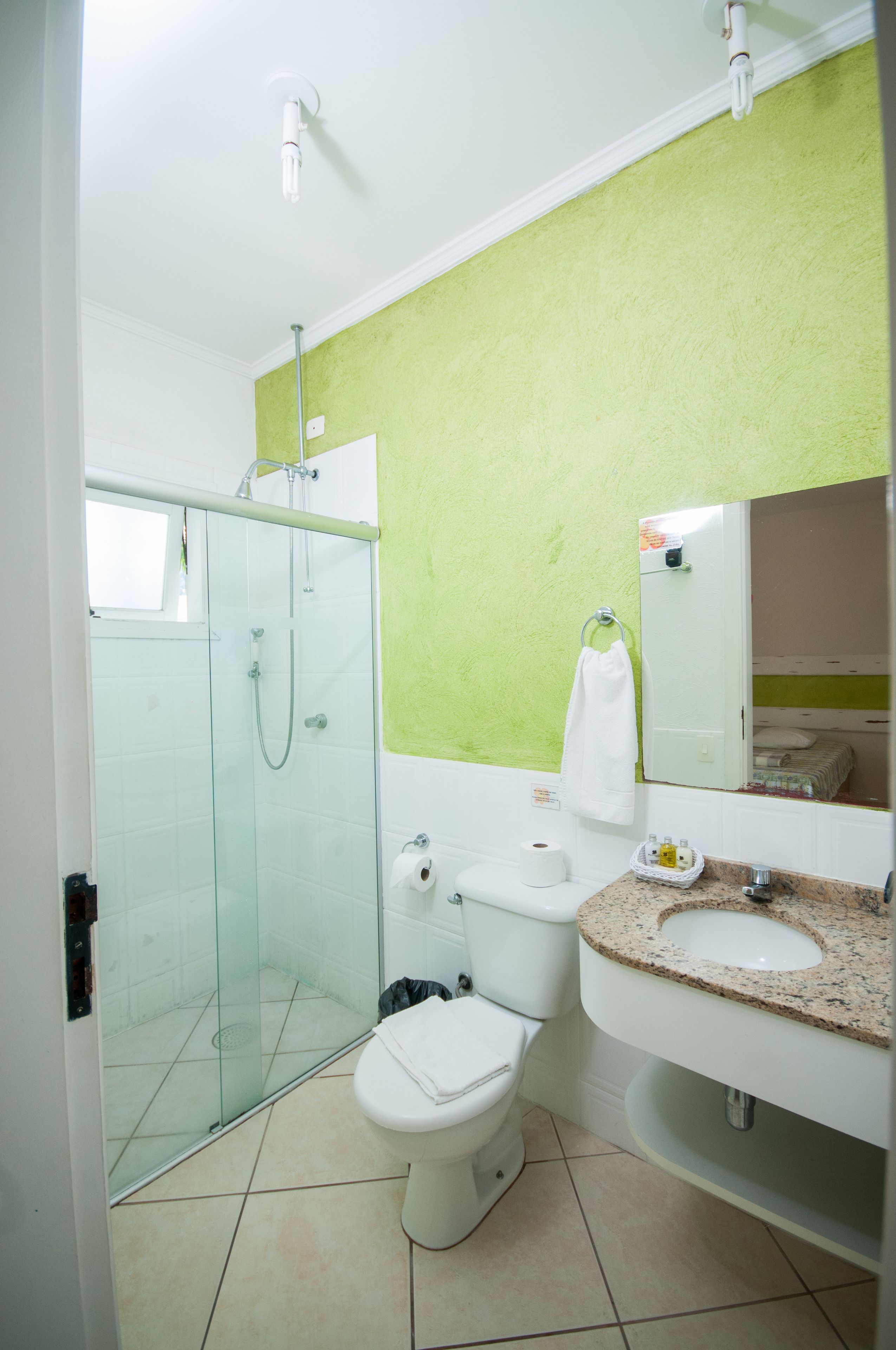 apartamento standard | bathroom | shower, free toiletries, hair dryer, towels