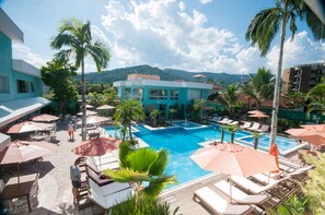 Outdoor pool, pool loungers - Hotel Port Louis  (Caraguatatuba)
