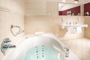 Bathtub, hair dryer - Hotel Vladimir Ústí nad Labem (Usti nad Labem)