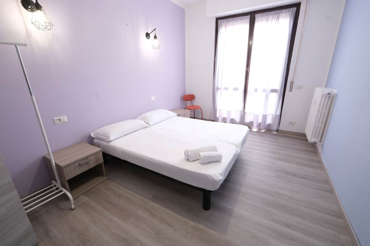 Allergikerbettwaren, Schreibtisch, schallisolierte Zimmer