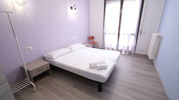 Biancheria da letto ipoallergenica, una scrivania, insonorizzazione