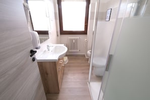 Bathtub, deep-soaking bathtub, free toiletries, hair dryer