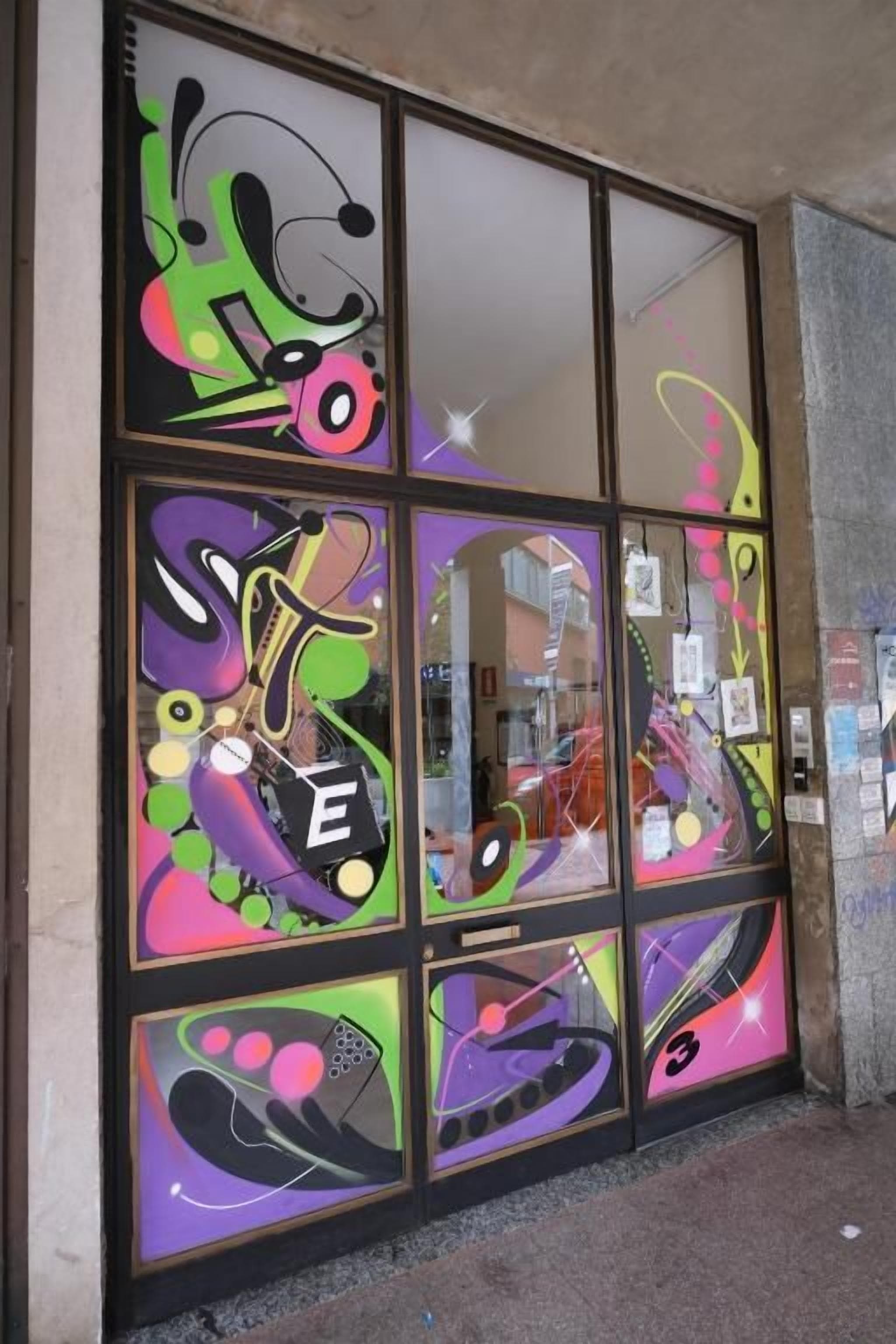 Ein Schaufenster mit großen Fenstern und bunten, abstrakten Designs.