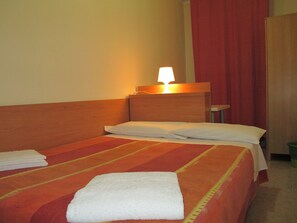 Hypo-allergenic bedding, desk, soundproofing, free WiFi - Hostel 3 (Milan)