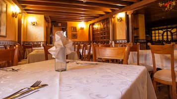 Breakfast, lunch, dinner served; local and international cuisine