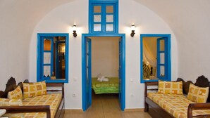 Habitación con dos camas, un espejo y un baño pequeño.