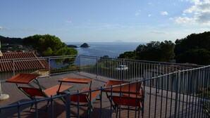 A terrace with outdoor seating and a view of the sea. - La Turistica (Capoliveri)