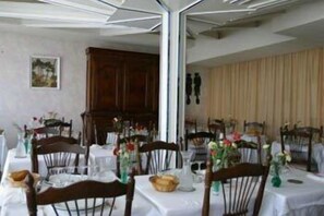 حيث تُقدم وجبات الإفطار، الغداء، العشاء، الأطباق الفرنسية