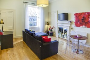 En 40-tommers Flatskjerm-TV med Parabol-TV samt TV