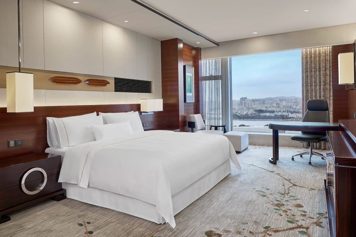 Seprai premium, selimut bulu angsa, minibar, dan brankas