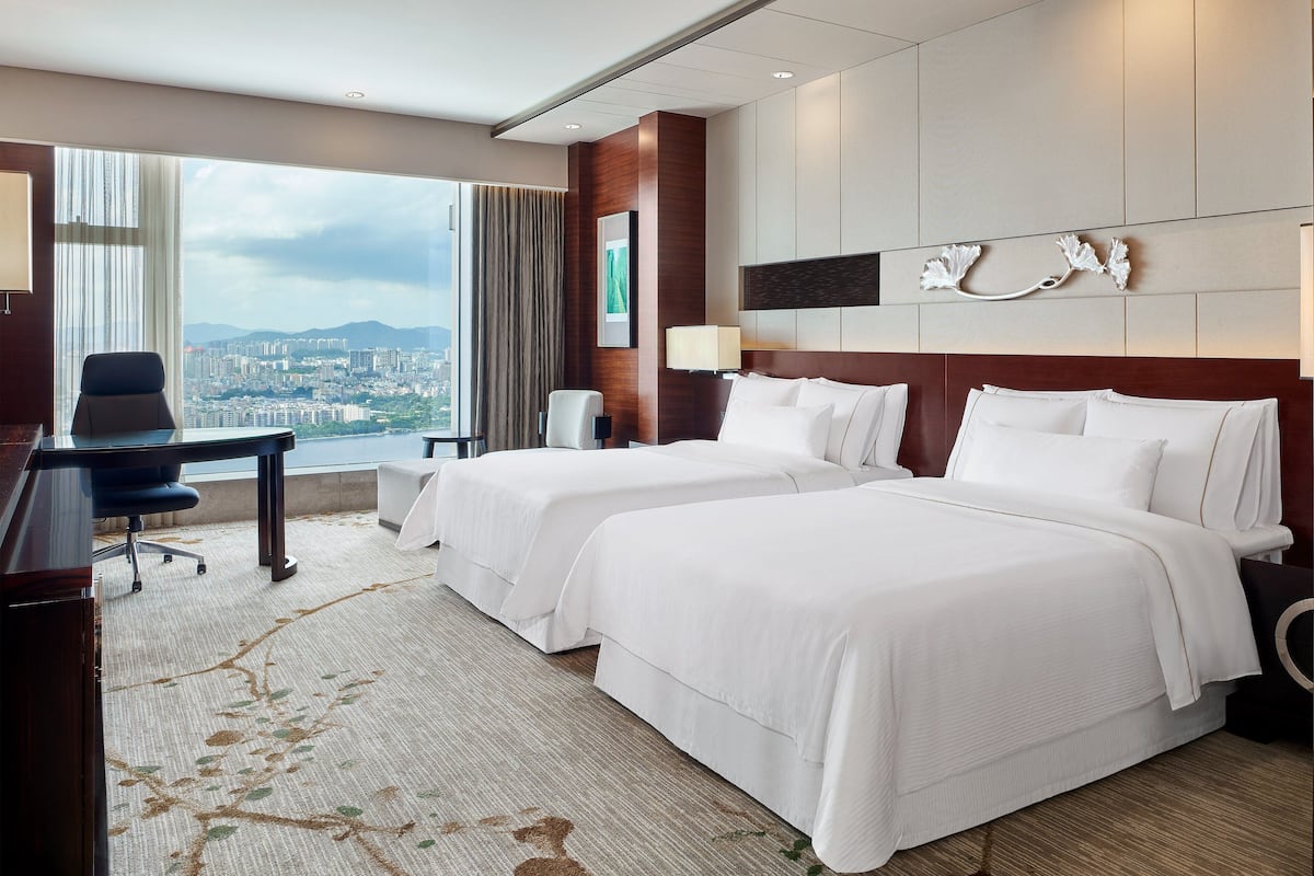 Kamar Eksekutif, 2 Tempat Tidur Double, pemandangan sungai | Seprai premium, selimut bulu angsa, minibar, dan brankas