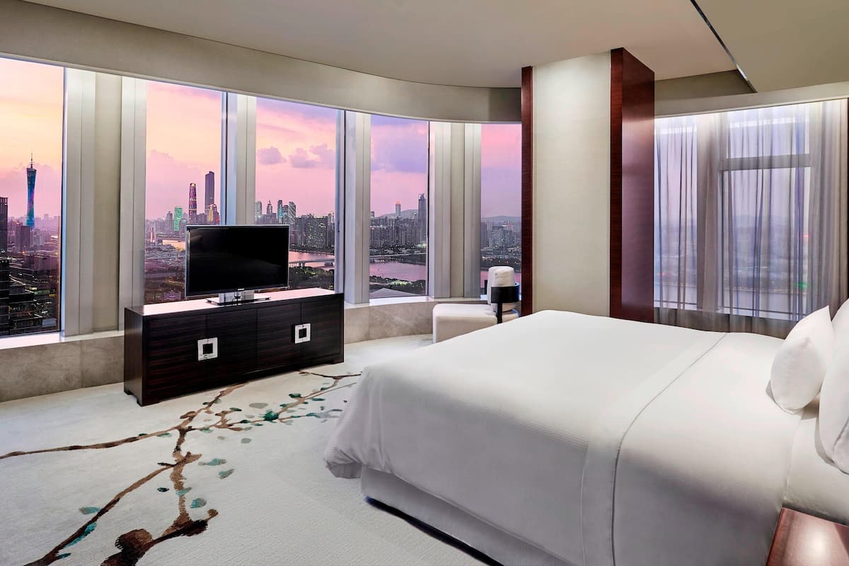 Seprai premium, selimut bulu angsa, minibar, dan brankas