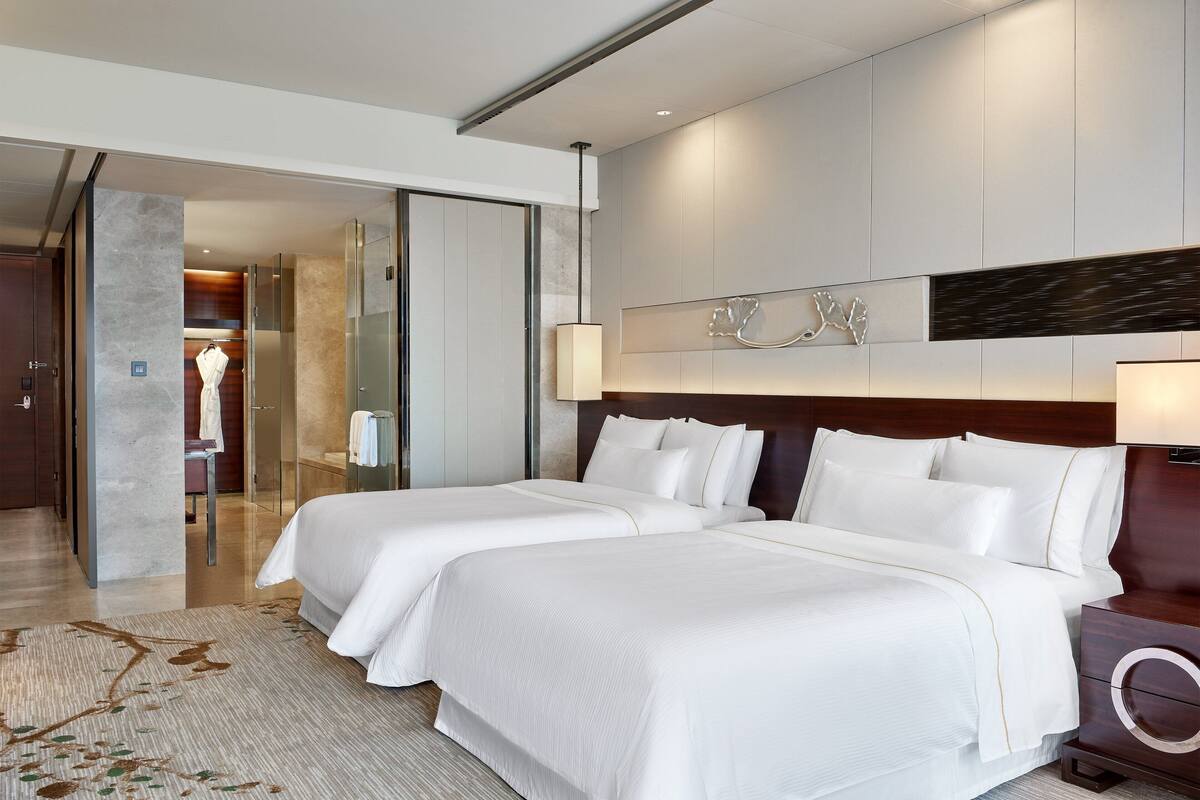 Kamar Eksekutif, 2 Tempat Tidur Double | Seprai premium, selimut bulu angsa, minibar, dan brankas