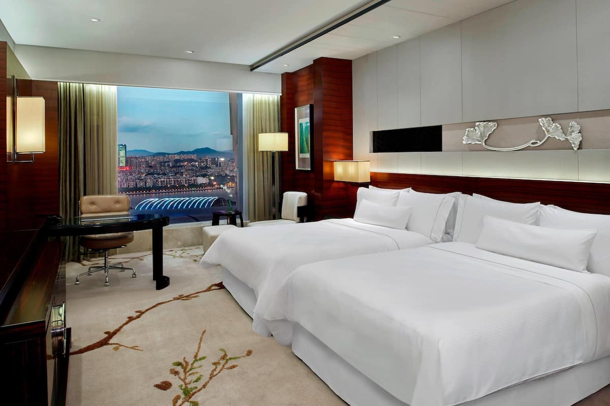 Seprai premium, selimut bulu angsa, minibar, dan brankas