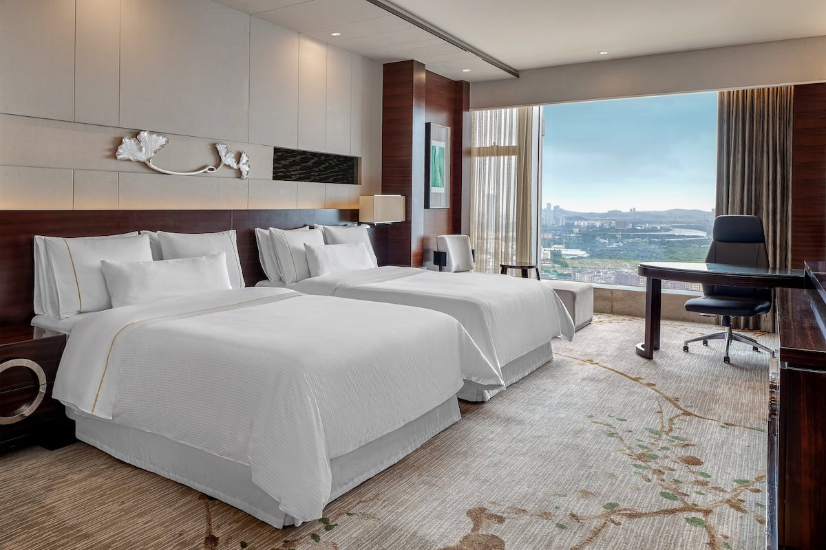 Seprai premium, selimut bulu angsa, minibar, dan brankas