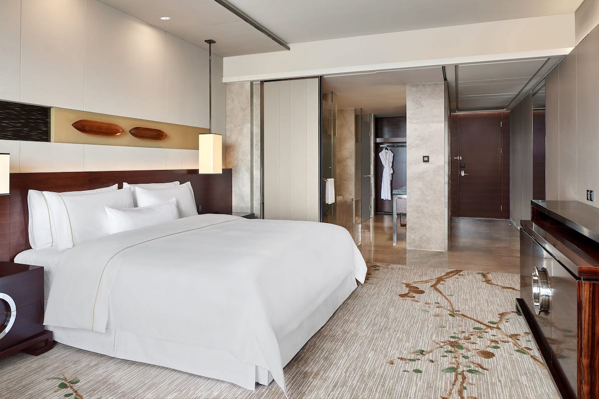 Kamar Eksekutif, 1 Tempat Tidur King | Seprai premium, selimut bulu angsa, minibar, dan brankas