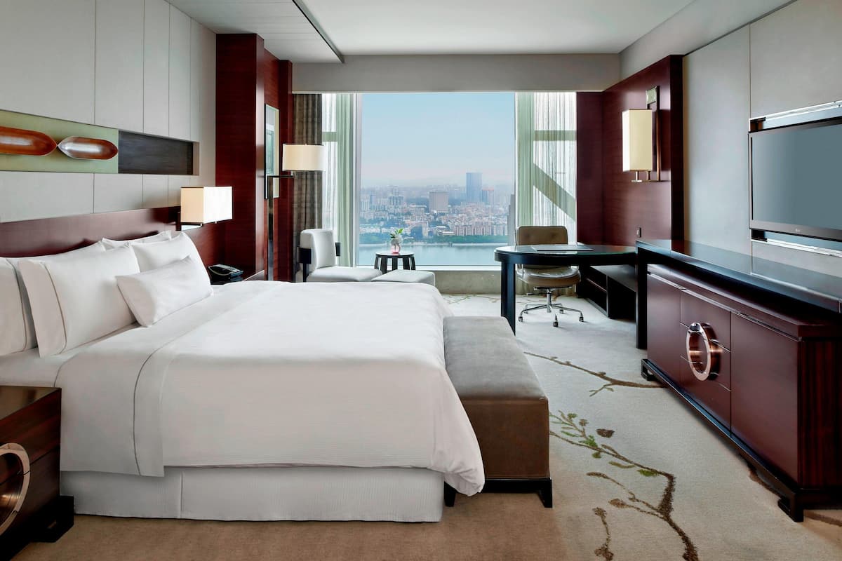 Seprai premium, selimut bulu angsa, minibar, dan brankas