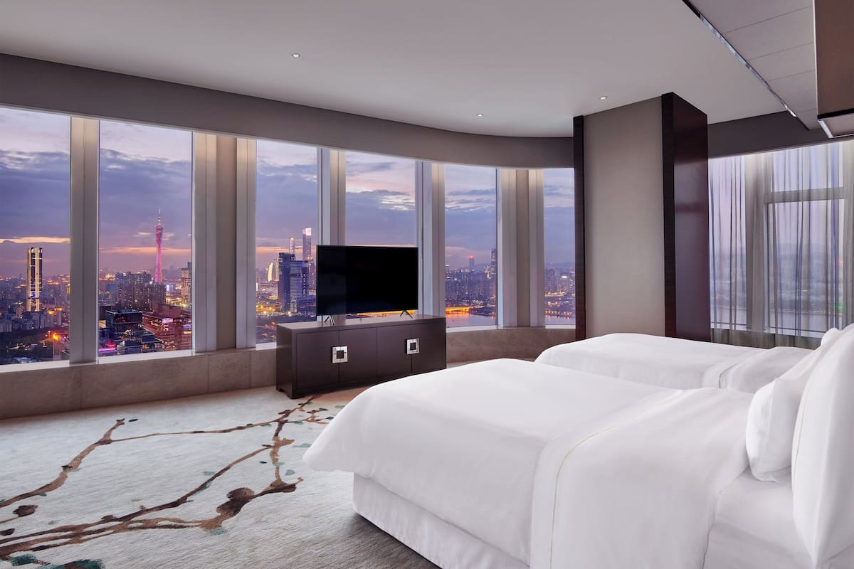 Seprai premium, selimut bulu angsa, minibar, dan brankas
