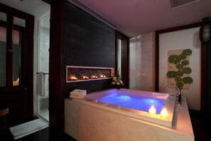 Salas de tratamiento para parejas, sauna y tina de hidromasaje 