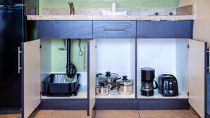 Coffee/tea maker, full-sized fridge, microwave, stovetop