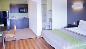Desk, iron/ironing board, WiFi, bed sheets