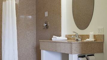 Combined shower/tub, towels