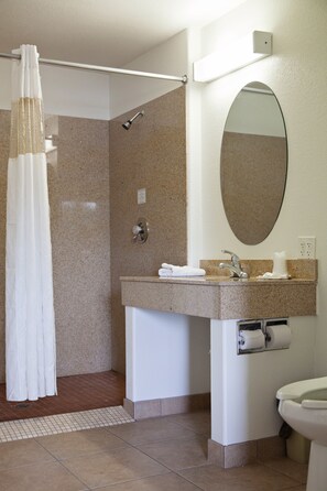 Combined shower/bathtub, towels