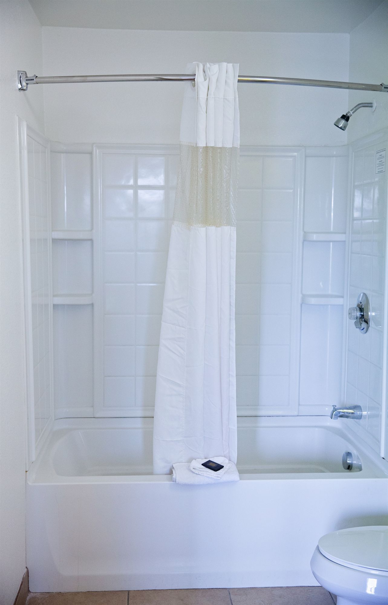 Combined shower/tub, towels