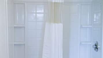 Combined shower/tub, towels