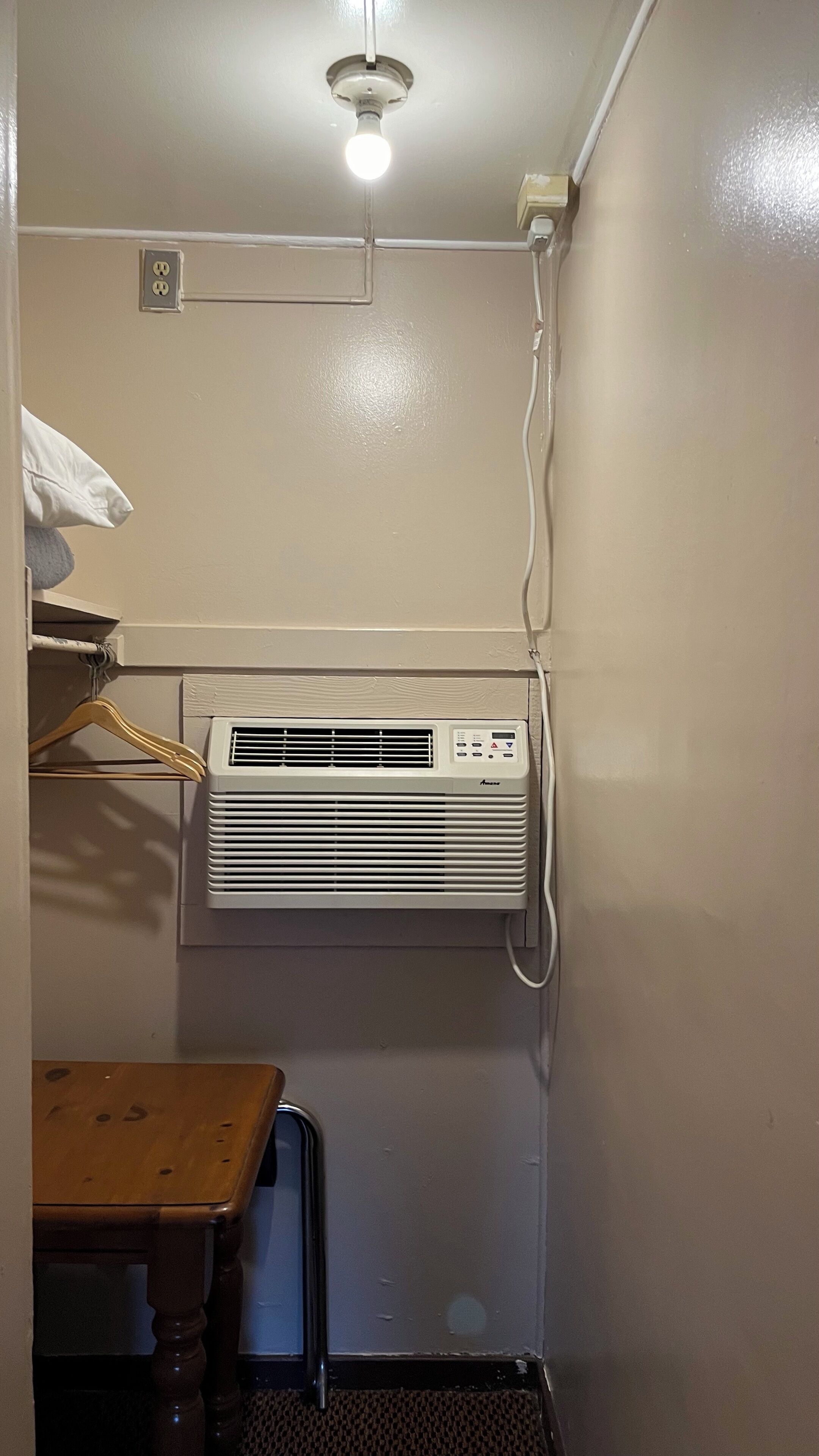 Rom – standard, 1 queensize-seng | Oppholdsområde | En 32-tommers LCD-TV med Parabol-TV samt TV