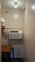 Habitación estándar, 1 cama de matrimonio | Zona de estar | Televisión LCD de 32 pulgadas con canales por satélite, una televisión