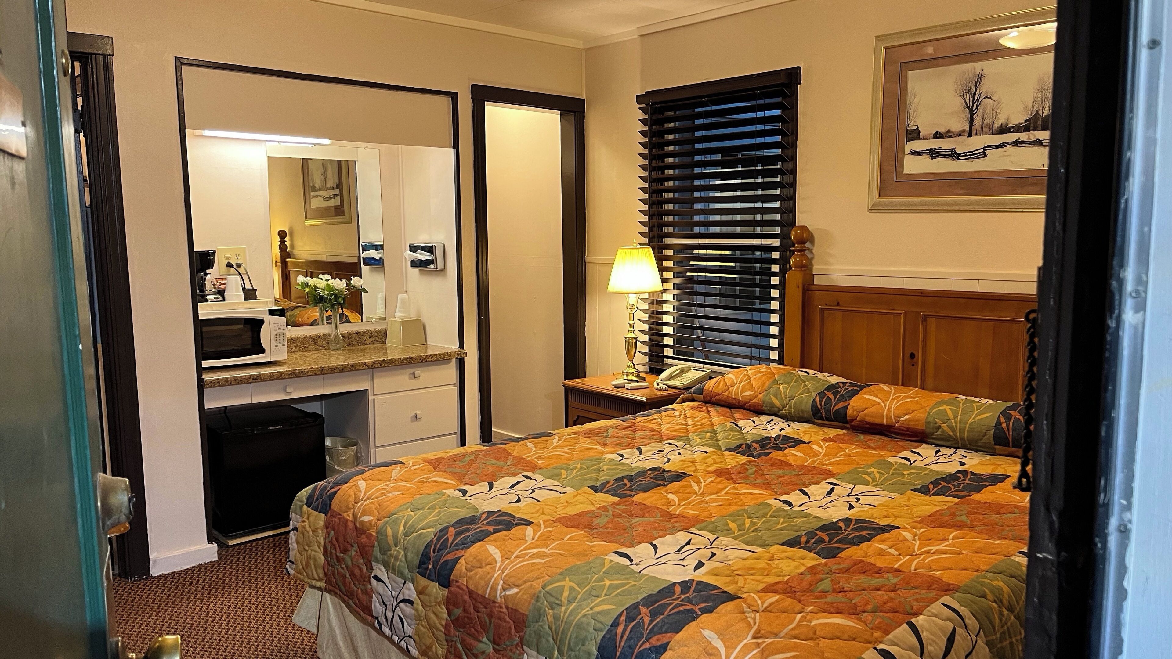 Standard-huone, 1 suuri parisänky | Työpöytä, silitysrauta/-lauta, ilmainen Wi-Fi, vuodevaatteet