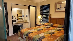 Standard Room, 1 King Bed | Desk, iron/ironing board, free WiFi, bed sheets