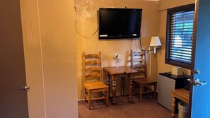 Habitación estándar, 1 cama King size | Escritorio, tabla de planchar con plancha, wifi gratis y ropa de cama 