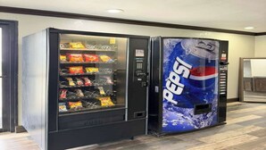 Un distributeur automatique orné du logo Pepsi et doté d’une interface à boutons-poussoirs.