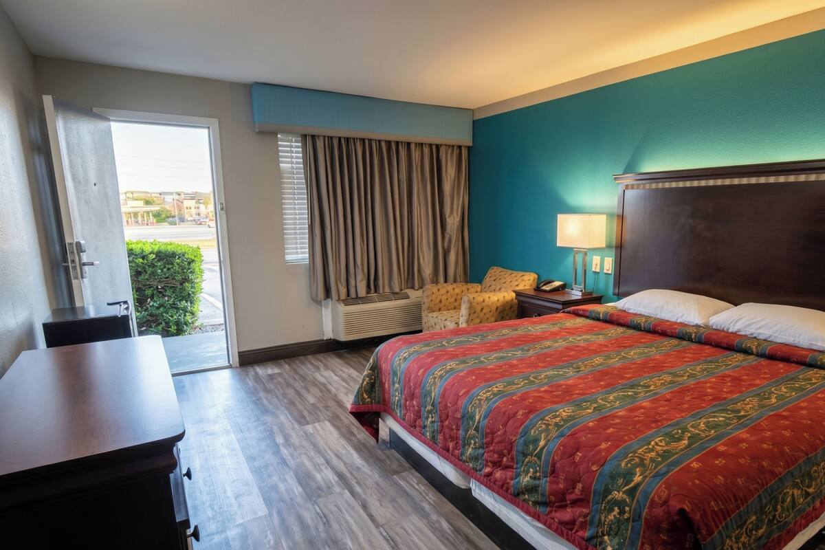 Room, 1 King Bed, Non Smoking | Desk, iron/ironing board (on request), WiFi (free), bed sheets