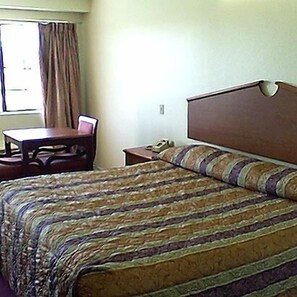 One king bed nonsmoking | Living area - Delux Inn Mesquite Near I-30 Dallas (Mesquite)