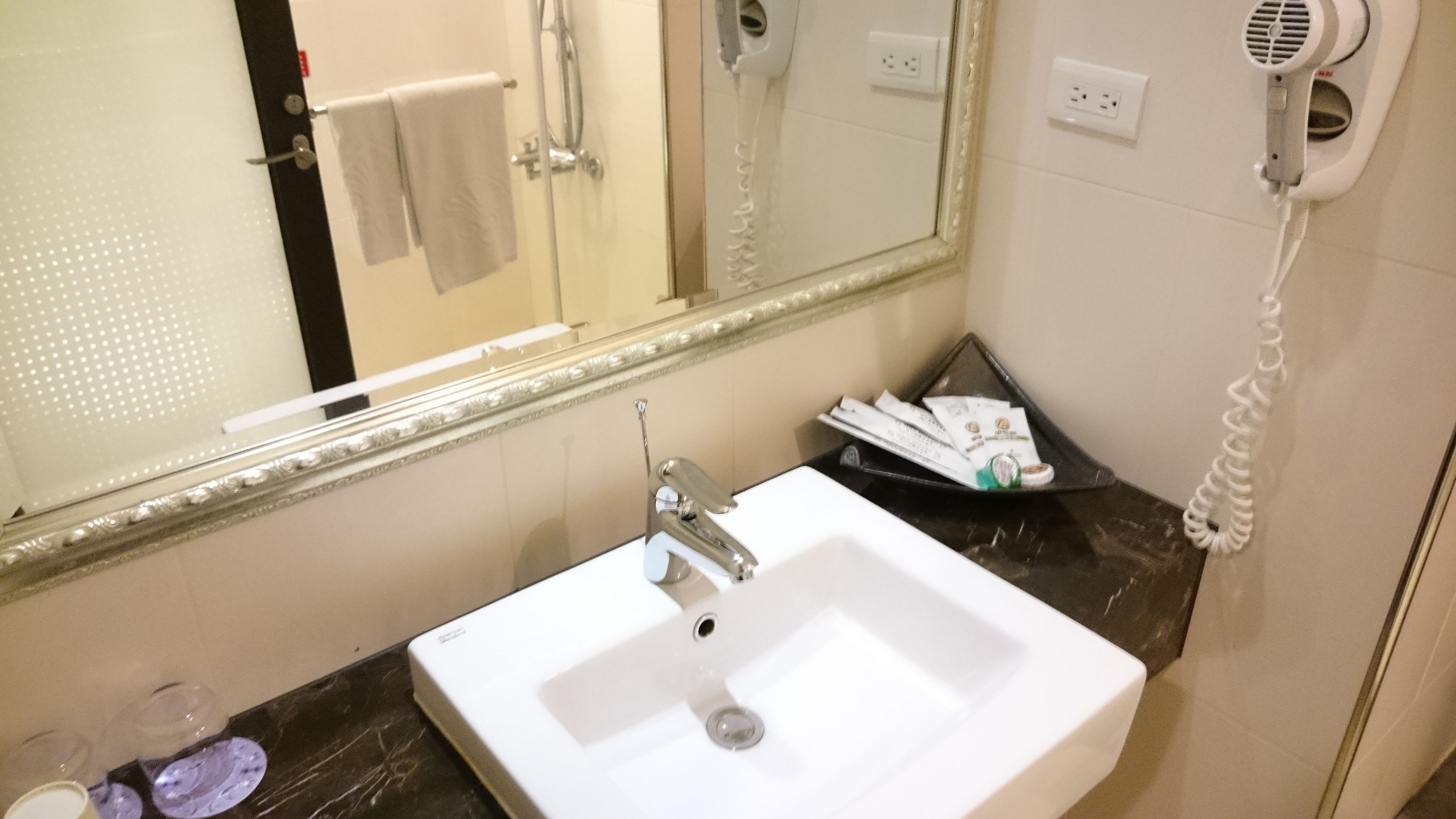 deluxe suite, 1 double bed | bathroom sink