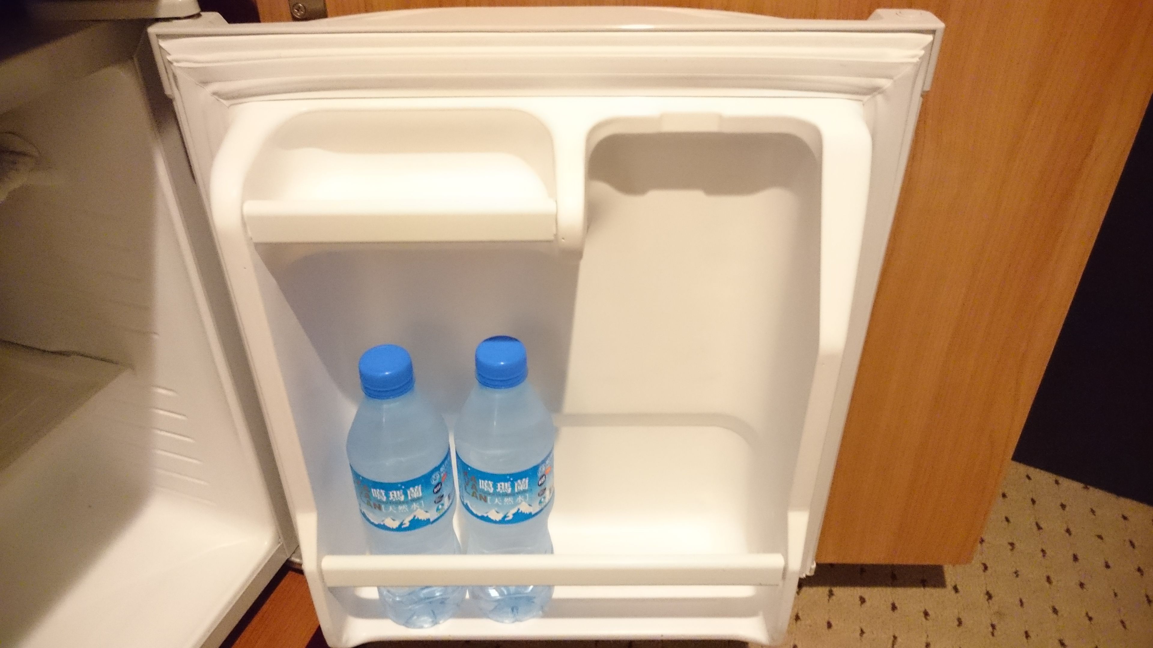 standard twin room, 2 single beds | mini fridge