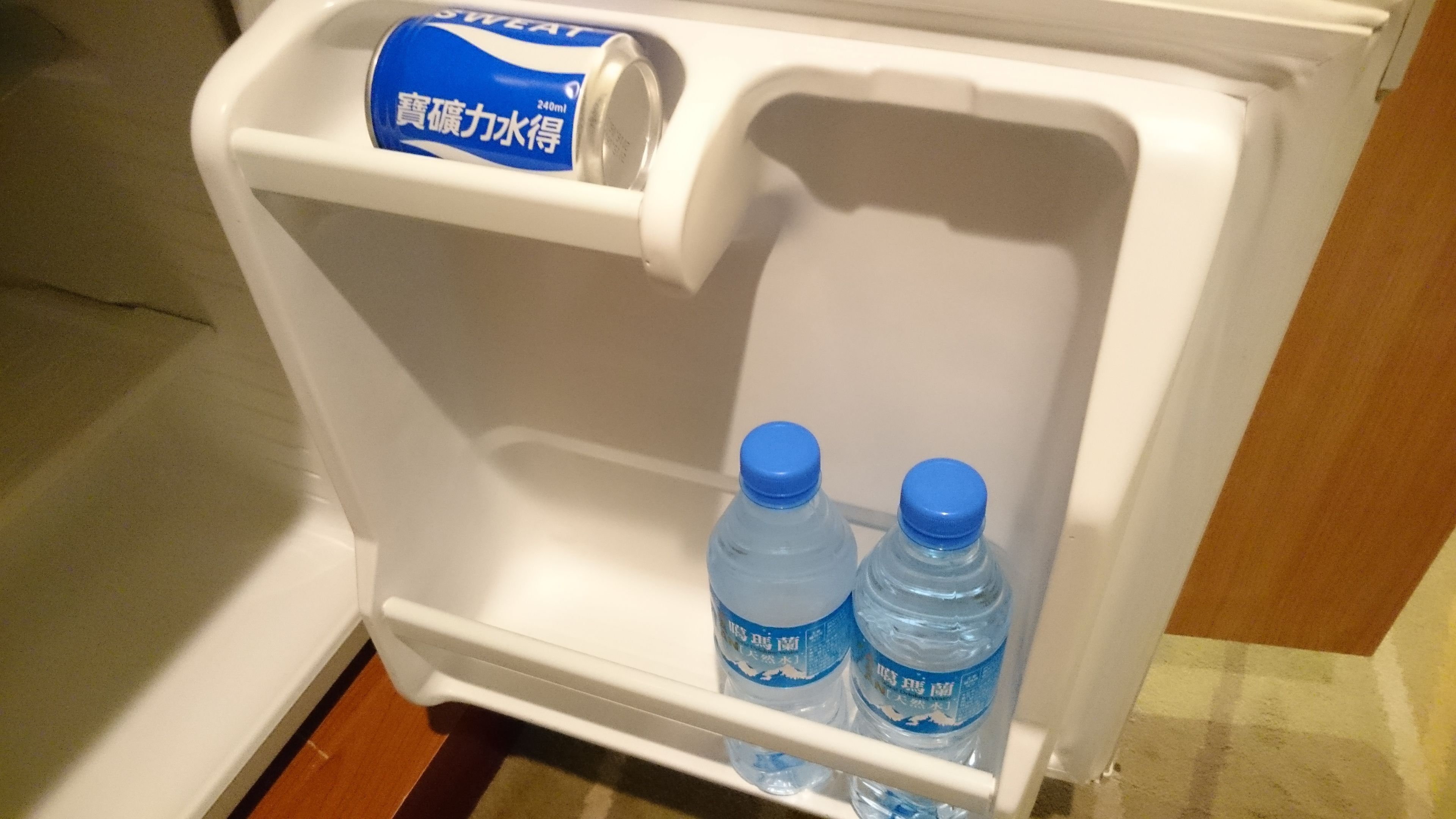 ثلاجة صغيرة