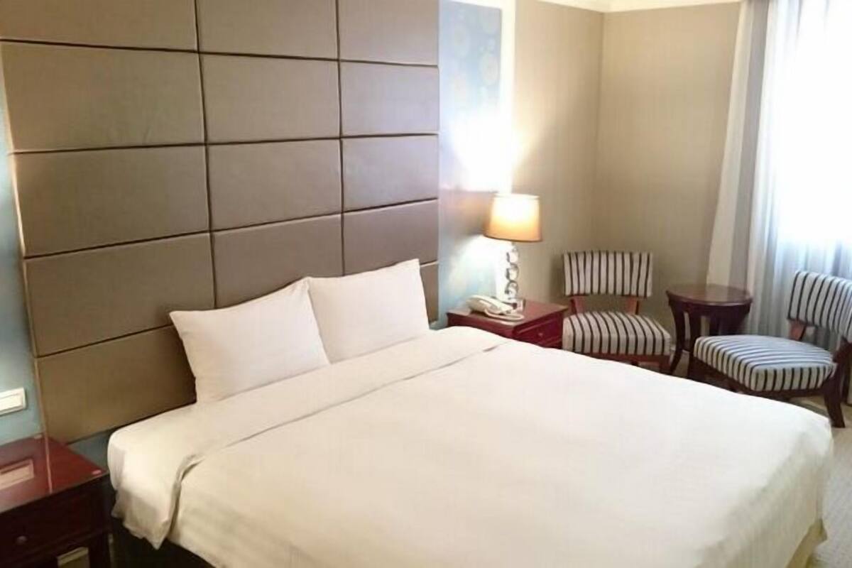 Premium bedding, down comforters, pillowtop beds, minibar (free items)