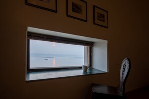 Hochwertige Bettwaren, Betten mit Memory-Foam-Matratzen, Minibar