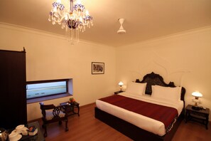 Shivala Suite with Bathtub | Hochwertige Bettwaren, Betten mit Memory-Foam-Matratzen, Minibar