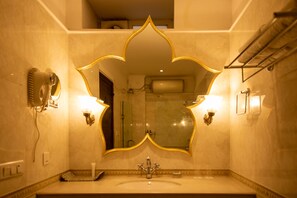 Regadera, amenidades de baño de diseñador, secadora de cabello, batas 