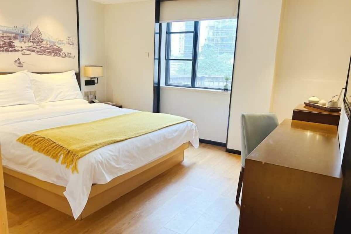 Premium bedding, down duvets, minibar, in-room safe