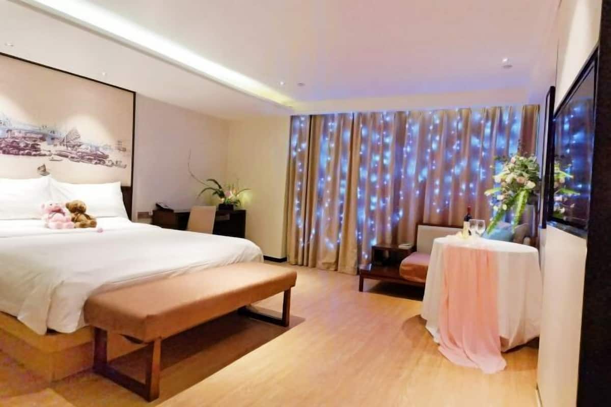 Premium bedding, down duvets, minibar, in-room safe