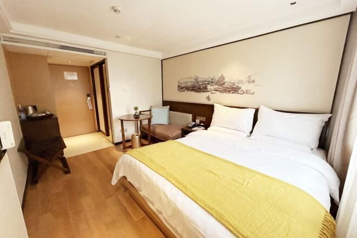 Premium bedding, down duvets, minibar, in-room safe