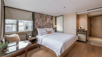 Business Room, 1 King Bed | Room amenity